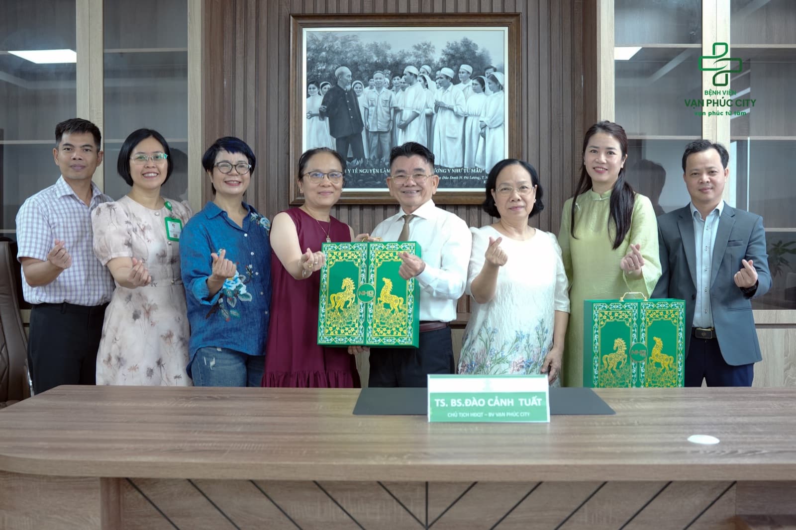 Món quà Tết yêu thương, gõ cửa đón Xuân Bính Ngọ 2026